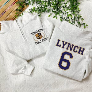 Felpa con zip a un quarto e ricamo di Joey Lynch 6 del Tommen College, ispirata ai ragazzi di Tommen, merchandising di Lynch 6, Chloe Walsh Bookish