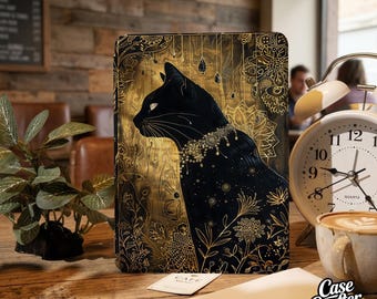 Könnte beinhalten: Eine schwarze Tablet-Hülle mit einer detaillierten Illustration einer schwarzen Katze mit Schmuckhalsband, vor einem goldenen und floralen Hintergrund. Auf der Hülle steht unten rechts "Case Crafter".