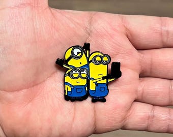Pin de esmalte de Minions Selfie - Pin metálico de plátano de la película "Sidekicks"