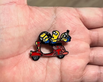 Pin de esmalte de Minions en scooter - Pin metálico de plátano de Sidekicks de película divertida
