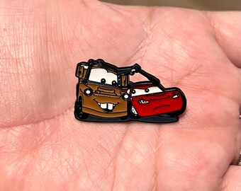 Pin de esmalte de Rayo McQueen y Mater: pin de metal de coche rojo de carreras y grúa