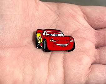 Pin esmaltado de Rayo McQueen - Pin metálico de coche de carreras rojo