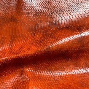 Kräftiges orangefarbenes Python-geprägtes Leder – echtes italienisches Kalbsleder für luxuriöse Handtaschen, Geldbörsen und Bastelprojekte