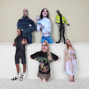 Puede incluir: Una colección de recortes de cartón de personas con varios atuendos. Los recortes incluyen un oficial de policía, una persona con una camiseta blanca, un trabajador de la construcción, una persona con un chaleco negro, una persona con una camiseta gráfica y una persona con un vestido tradicional.