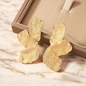 Bloemoorbellen | Statementoorbellen | Metalen bloemoorbellen | Gedurfde sieraden | Gouden statement-oorbellen