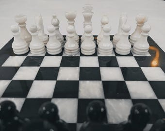 Ręcznie robione marmurowe figury szachowe w kolorze zielonego onyksu, koralu i brązu