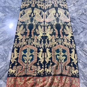 Antico tessuto indonesiano Sumba Ikat: appeso a parete/scialle intrecciato a mano