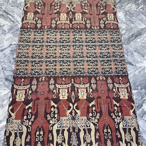 Antico arazzo da parete Sumba Ikat: tessuto indonesiano tessuto a mano (220 x 120 cm)