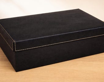 Caja de regalo negra/dorada de 30,5 x 20,3 cm con tapa de polipiel apta para grabado láser.