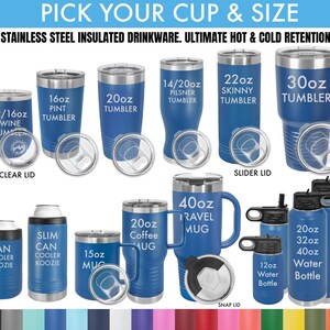 Puede incluir: Una variedad de vasos de bebida aislados de acero inoxidable azul en diferentes tama&ntilde;os y estilos, incluyendo vasos, tazas y botellas de agua. El texto en los vasos incluye tama&ntilde;os y descripciones como "12/16oz Wine Tumbler", "20oz Tumbler", "40oz Travel Mug", y "20oz Coffee Mug".