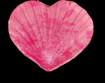 Rosa hjärtformad pilgrimsmussla med decoupage och harts