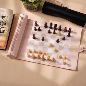Personligt schackspel i läder, bärbart rullbart schackbräde, handgjort reseschackspel, personlig present till honom.