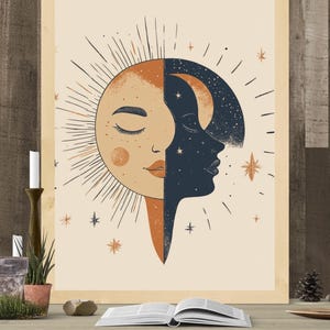 Può includere: Una stampa artistica incorniciata con un design celeste. L'opera raffigura un sole e una luna fusi in un unico volto, con il sole in arancione e la luna in blu scuro. Stelle e raggi di sole circondano l'immagine centrale.