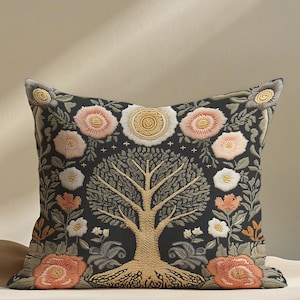 Funda de almohada con diseño de árbol de la vida en estilo cottagecore oscuro: funda de cojín botánica y gótica de arte popular.