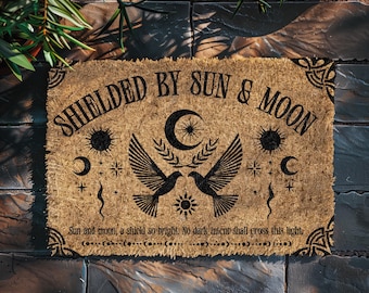 Capacho de fibra de coco Sol e Lua: Tapete de boas-vindas gótico celestial