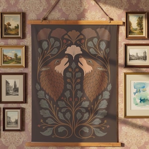 Peut inclure: Une tenture murale rectangulaire sur fond brun foncé présentant une illustration symétrique de deux renards se faisant face, entourés de feuilles stylisées et de formes en éventail, suspendue par un cadre en bois et une corde.