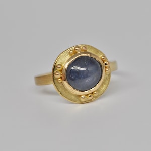 18karat yellow gold ring, star sapphire, cabochon