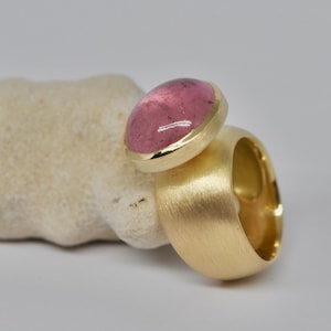 18k yellow gold ring, pink tourmaline, cabochon