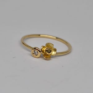 Delicate solid 18karat yellow gold ring with diamond and tiny flower