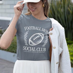 Fußball Mom Social Club T-Shirt, Shirt für den Spieltag, Muttertagsgeschenk, Komfortfarben Sport Mom T-Shirt, Geschenk für Mama
