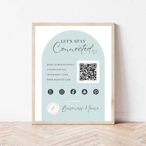 Könnte beinhalten: Ein bedruckbares Schild in Hellblau und Weiß mit dem Text "Let's Stay Connected" und einem Herz. Das Schild enthält auch einen QR-Code, Social-Media-Symbole und den Text "Business Name".