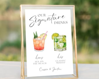 Puede incluir: Un letrero con marco dorado con el texto "Our Signature Drinks" en escritura elegante. Debajo, ilustraciones en acuarela de dos cócteles: "Sex on the Beach" y un "Mojito Clásico". El letrero incluye los nombres "Cassie & Jordan".