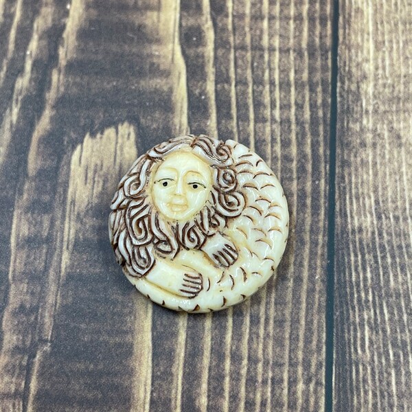 Mermaid Pendant Round - Bone