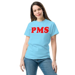 Può includere: Una t-shirt a maniche corte di colore azzurro con la scritta PMS stampata in grassetto rosso a lettere maiuscole sul petto. Il capo presenta un girocollo e una vestibilità standard, offrendo un design semplice su un tessuto a tinta unita.