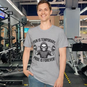 Camiseta motivacional de calavera para gimnasio para hombre. El dolor es temporal. El orgullo es eterno. Camiseta gráfica de entrenamiento. Idea de regalo para culturismo y fitness.