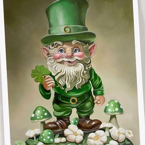 Puede incluir: Pintura caprichosa de un duende con atuendo y sombrero verde, sosteniendo un trébol de cuatro hojas. El duende está entre flores blancas y setas verdes. La obra de arte tiene un estilo vintage de cuento.