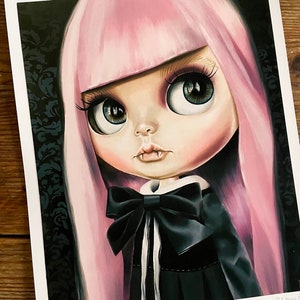 Muñeca Blythe / Chica gótica de cabello rosa vampiro / Impresión artística A4 / 'La puerta del cuello de la niña' / brujería / arte de muñecas / dibujo de vampiros