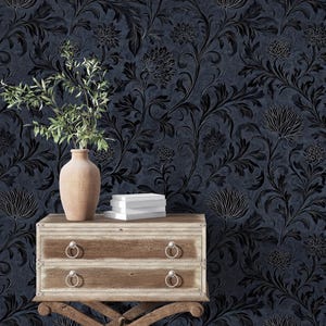 Carta da parati floreale vintage Moody blu navy scuro, stile barocco floreale, stacca e attacca, tela, tessuto non tessuto, carta da parati per il bagno