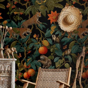 Pode incluir: Ilustração detalhada de uma cena da selva com leopardos, macacos e uma preguiça entre folhagens verdes exuberantes, frutos laranja e borboletas. Um chapéu de palha está pendurado no canto superior direito. O fundo é preto.