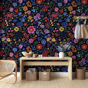 Carta da parati floreale con margherite scure e vivaci, fiori rosa, blu e gialli, murales da parete staccabili e attaccabili, carta da parati rimovibile, bagno per carta da parati