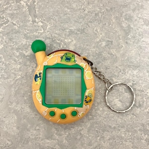 も*し様 BANDAI Tamagotchi Connection V4 イエロ TAMAGOTCHI CONNEXION VERSION 4 V4 VIRTUAL PET PURPLE GEAR