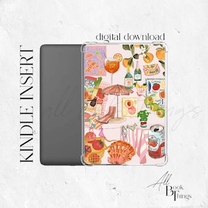 Op de afbeelding: Kindle-inzet met een kleurrijke illustratie van zomerse items, waaronder een cocktail, fruit en een parasol. De woorden "digitale download" staan bovenaan. De inzet zit in een transparante hoes.