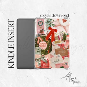 Könnte beinhalten: Eine Kindle-Hülle mit transparentem Gehäuse, das eine Collage von weihnachtlichen Illustrationen zeigt. Das Design umfasst eine rote Schleife, ein Fahrrad, einen Weihnachtsbaum und verschiedene Briefe. Auf dem Gehäuse steht "digitaler Download" und "Kindle Insert".
