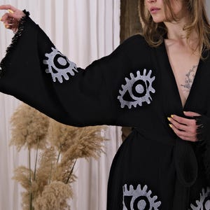 Kimono i ekologisk bomull, handdekorerat motiv med onda ögat, turkisk muslinstrandöverdrag Black and White