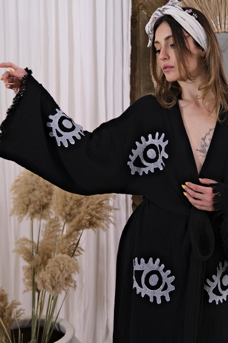 Kimono i ekologisk bomull, handdekorerat motiv med onda ögat, turkisk muslinstrandöverdrag Black and White