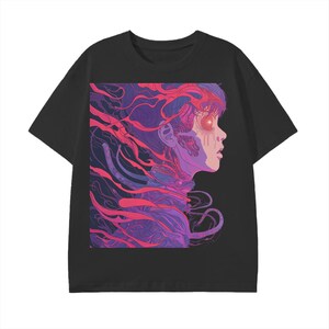Könnte beinhalten: Schwarzes T-Shirt mit einer Seitenansicht einer Person mit lila und rosa Haaren und einem leuchtenden roten Auge. Das künstlerische Design hat ein futuristisches oder Fantasy-Thema.