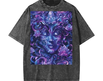 Puede incluir: Una camiseta gris carbón con efecto lavado al ácido que presenta un gran estampado gráfico rectangular en la parte delantera. El diseño muestra un rostro estilizado rodeado de patrones en espiral y flores de loto en tonos vibrantes de azul, morado y magenta.