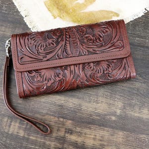 Cartera marrón para mujer con correa, Cartera de cuero para mujer, Cartera de cuero repujado, Cartera de cuero repujado hecha a mano