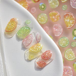 3D Juicy Präglad Iriserande Citron Lime Apelsin Kiwi Druva Frukt Nagelkonst Klistermärke