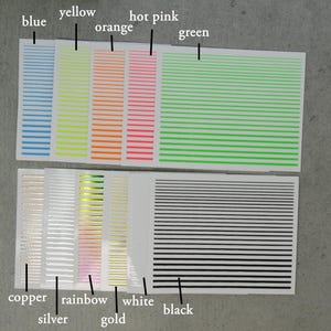 Op de afbeelding: Een vel met kleurrijk en metallic washi tape. De tape is gerangschikt in rijen van verschillende kleuren, waaronder blauw, geel, oranje, roze, groen, koper, zilver, regenboog, wit, goud en zwart.