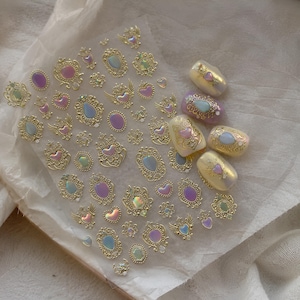 Iriserende opaal nagelstickers: gouden barokke edelsteen 3D-kunst