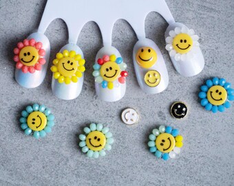Nagelversieringen met een lachend gezichtje / DIY-oorstekers met een vrolijke smiley-emoji