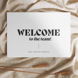 Puede incluir: Un cartel blanco imprimible con texto negro que dice "WELCOME to the team!" y "CLEAN. CONSCIOUS. CONNECTED."