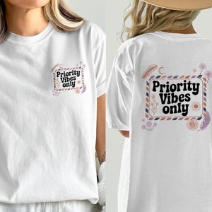 Camiseta "Priority Vibes Only", camiseta retro de USPS, camiseta bohemia y divertida de trabajador postal