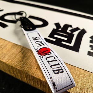 Llavero con correa de muñeca JDM del Slow Car Club, color blanco.