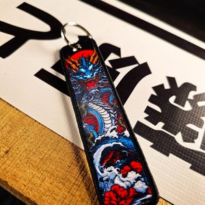 Puede incluir: Un juego de tres tazas de cerámica con un acabado mate moteado. Las tazas son de color crema, marrón claro y marrón oscuro. Cada taza tiene un diseño sencillo y un asa redondeada.